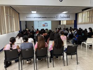 Futuros economistas conocen de cerca las operaciones de comercio exterior en el Puerto de Acajutla